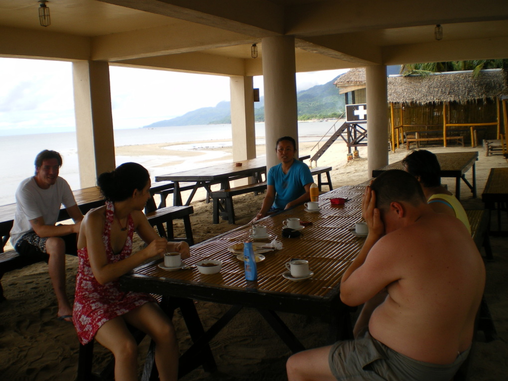 Dans le sud de Luzon près de Batangas et en face de l'île de Mindoro. du 12 au 15 octobre