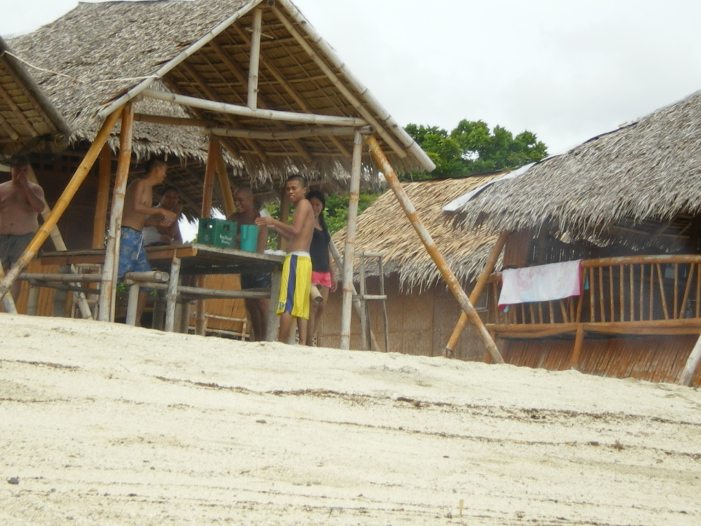 Dans le sud de Luzon près de Batangas et en face de l'île de Mindoro. du 12 au 15 octobre