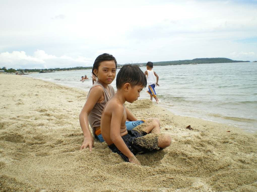 Dans le sud de Luzon près de Batangas et en face de l'île de Mindoro. du 12 au 15 octobre