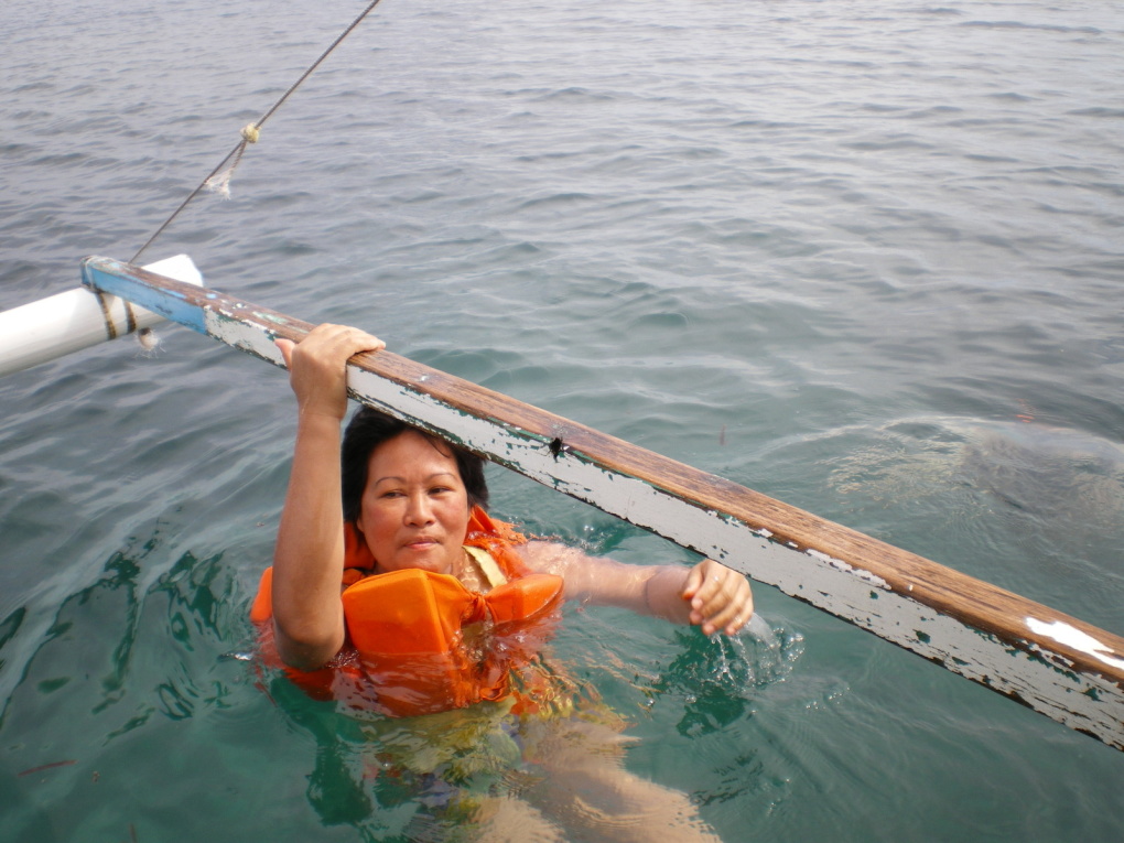 Dans le sud de Luzon près de Batangas et en face de l'île de Mindoro. du 12 au 15 octobre