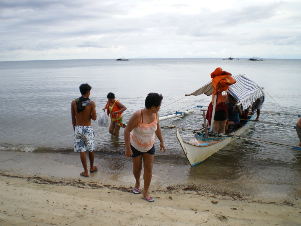 Dans le sud de Luzon près de Batangas et en face de l'île de Mindoro. du 12 au 15 octobre