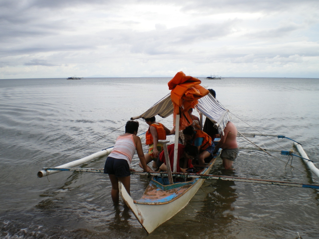 Dans le sud de Luzon près de Batangas et en face de l'île de Mindoro. du 12 au 15 octobre