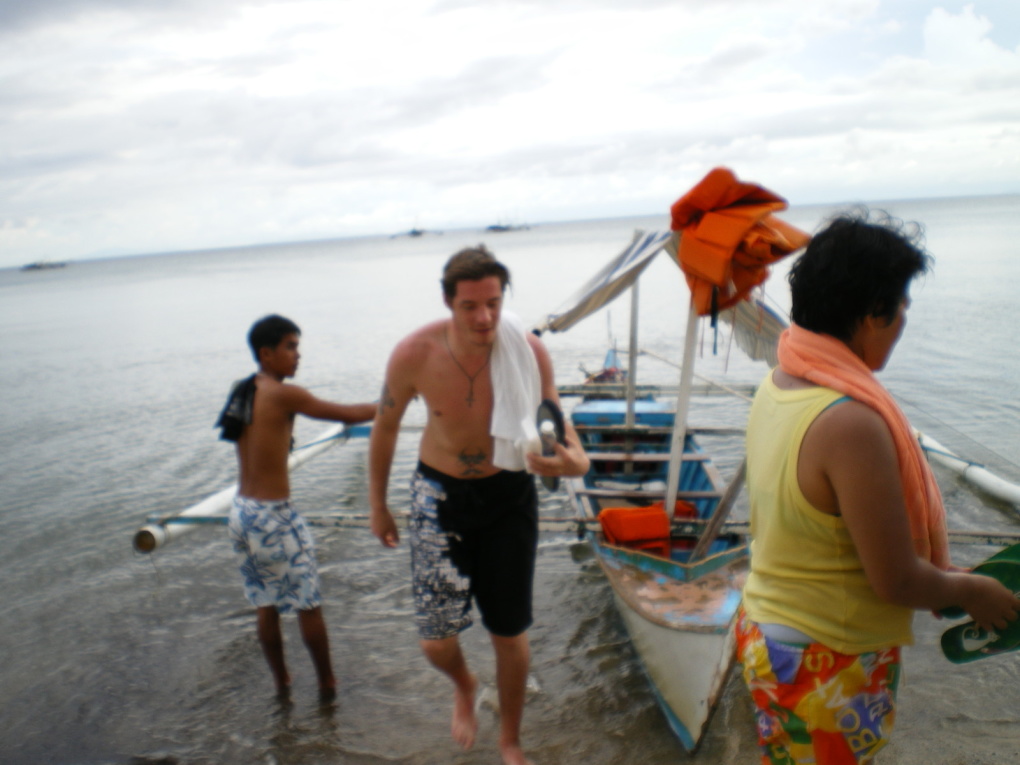 Dans le sud de Luzon près de Batangas et en face de l'île de Mindoro. du 12 au 15 octobre