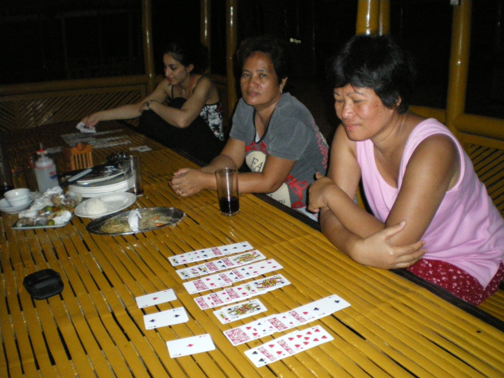 Dans le sud de Luzon près de Batangas et en face de l'île de Mindoro. du 12 au 15 octobre