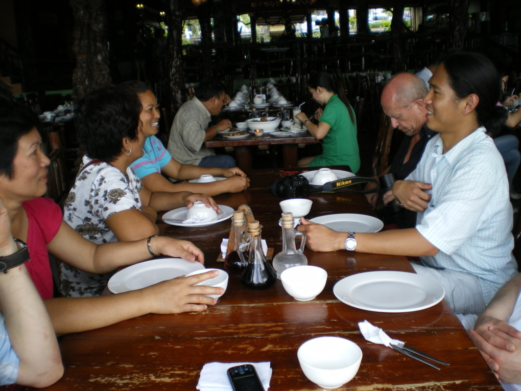 diner au restaurant avec vue sur le Taal Volcano, le 06 octobre