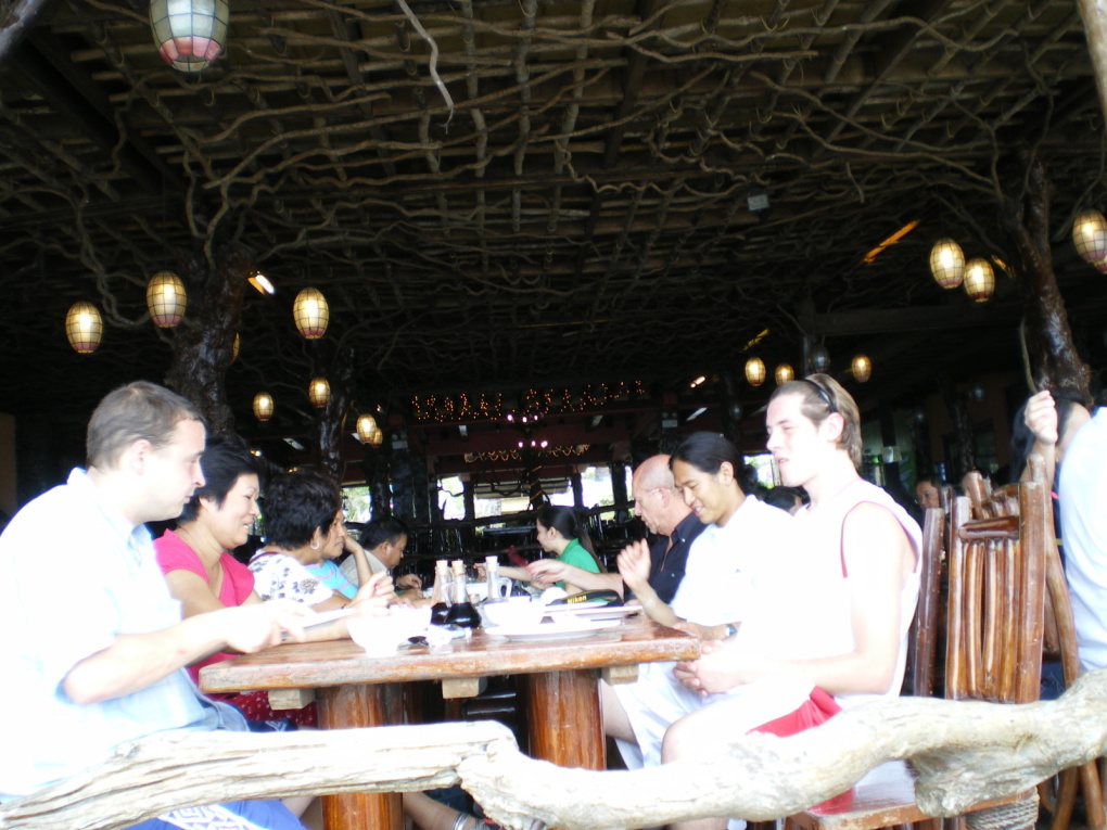 diner au restaurant avec vue sur le Taal Volcano, le 06 octobre