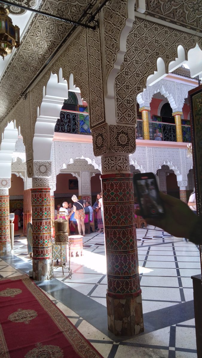 Marrakech,la ville au milles et une teintes,Marrakech,sommet conquis,massage,ville rouge,palais bahia,lieux emblématiques,vallée ourika,evasion,marrakech by night,place jemaa el fla