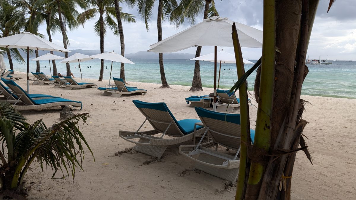 palenke,bistro des amis,red coconut,one hadgan villas,blog,cijo's keyhole,diniwid beach,puka shell beach,team,sunset,couché de soleil,tumultueuse,island,visayas,voyages aux philippines,withe beach,ninve,boracay,philippines,visaya,Du Paradis Perdu à la Frénésie Touristique,Accueil Chaleureux,Aventure Continue