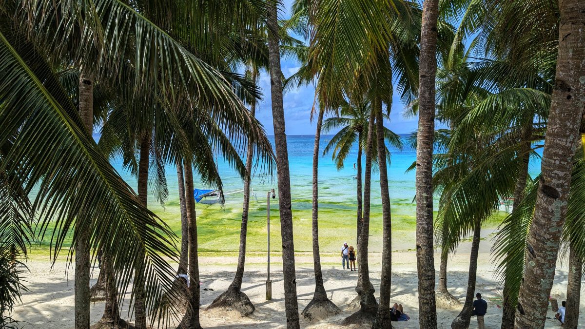 palenke,bistro des amis,red coconut,one hadgan villas,blog,cijo's keyhole,diniwid beach,puka shell beach,team,sunset,couché de soleil,tumultueuse,island,visayas,voyages aux philippines,withe beach,ninve,boracay,philippines,visaya,Du Paradis Perdu à la Frénésie Touristique,Accueil Chaleureux,Aventure Continue