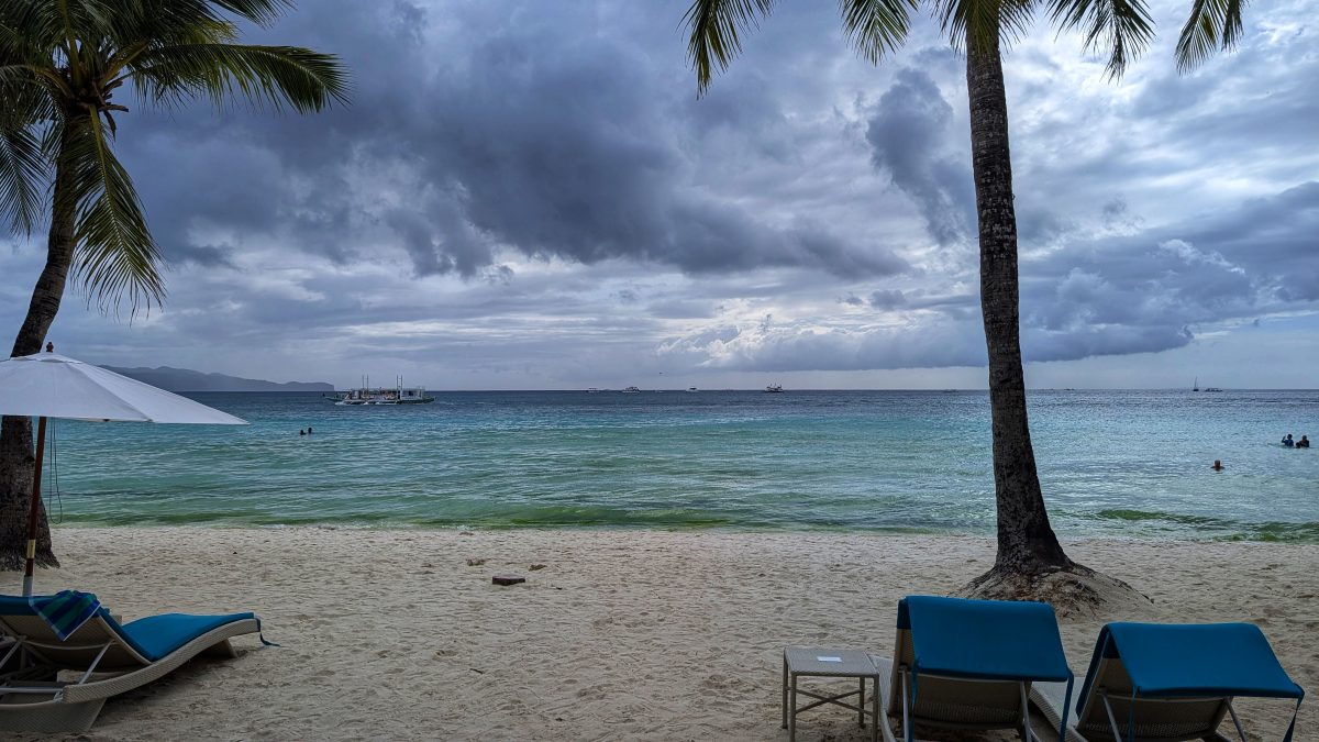 palenke,bistro des amis,red coconut,one hadgan villas,blog,cijo's keyhole,diniwid beach,puka shell beach,team,sunset,couché de soleil,tumultueuse,island,visayas,voyages aux philippines,withe beach,ninve,boracay,philippines,visaya,Du Paradis Perdu à la Frénésie Touristique,Accueil Chaleureux,Aventure Continue