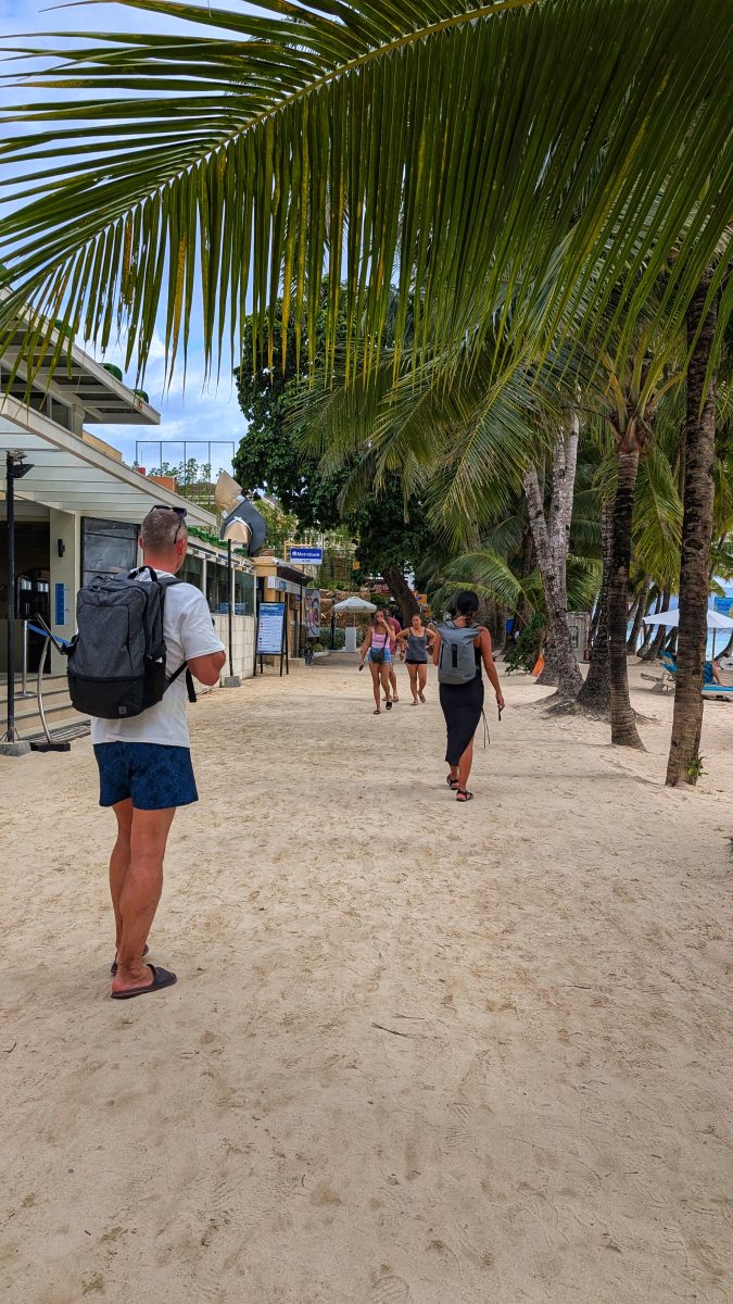 palenke,bistro des amis,red coconut,one hadgan villas,blog,cijo's keyhole,diniwid beach,puka shell beach,team,sunset,couché de soleil,tumultueuse,island,visayas,voyages aux philippines,withe beach,ninve,boracay,philippines,visaya,Du Paradis Perdu à la Frénésie Touristique,Accueil Chaleureux,Aventure Continue