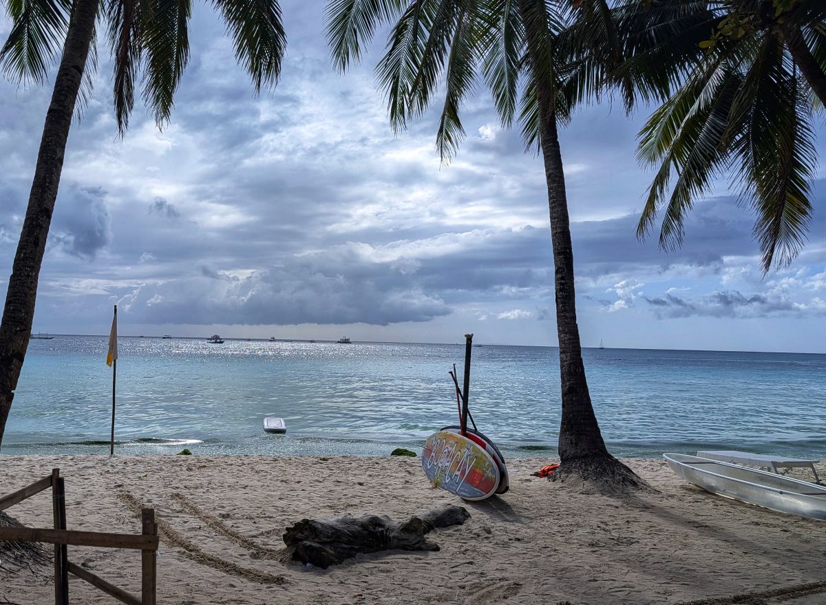 palenke,bistro des amis,red coconut,one hadgan villas,blog,cijo's keyhole,diniwid beach,puka shell beach,team,sunset,couché de soleil,tumultueuse,island,visayas,voyages aux philippines,withe beach,ninve,boracay,philippines,visaya,Du Paradis Perdu à la Frénésie Touristique,Accueil Chaleureux,Aventure Continue