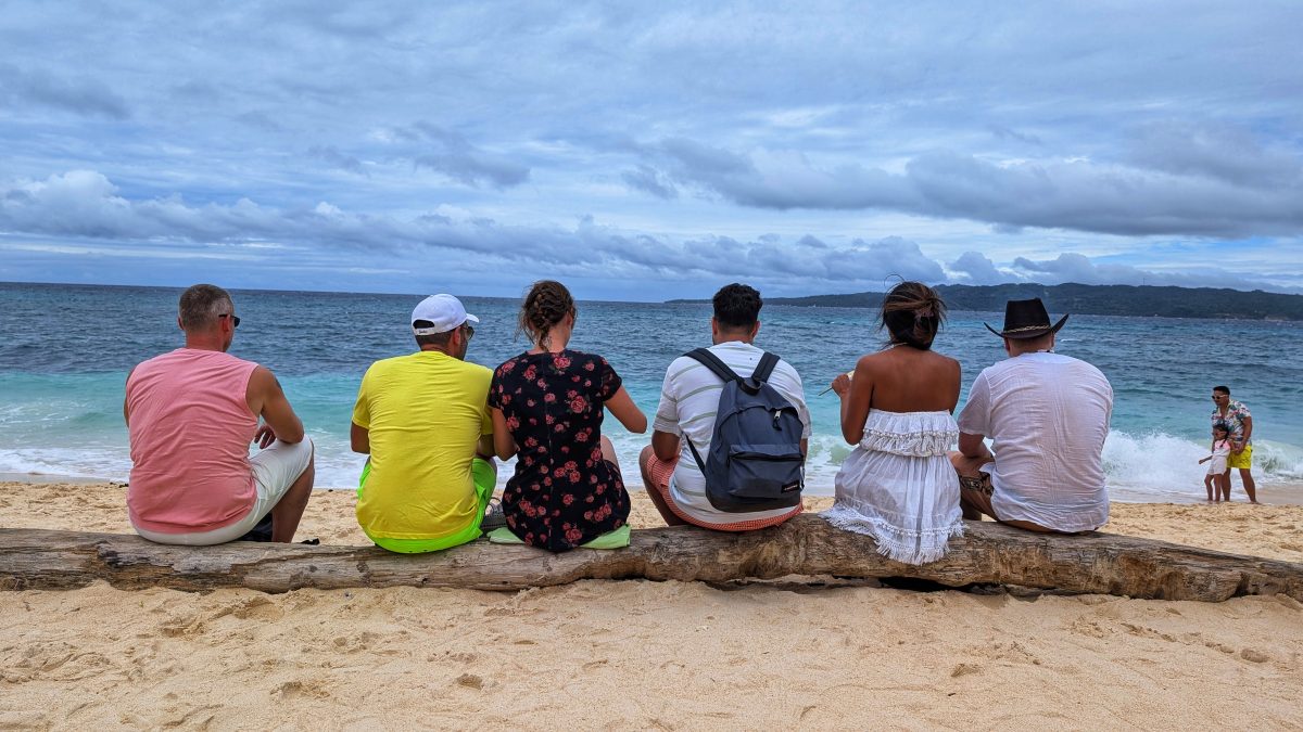 palenke,bistro des amis,red coconut,one hadgan villas,blog,cijo's keyhole,diniwid beach,puka shell beach,team,sunset,couché de soleil,tumultueuse,island,visayas,voyages aux philippines,withe beach,ninve,boracay,philippines,visaya,Du Paradis Perdu à la Frénésie Touristique,Accueil Chaleureux,Aventure Continue