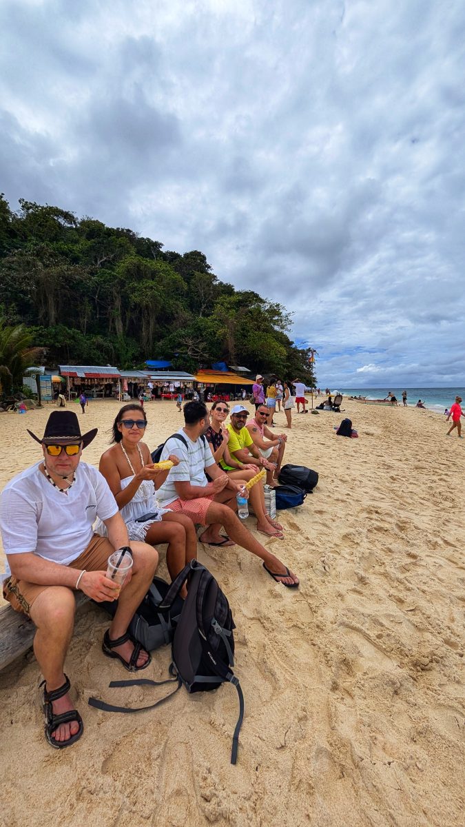 palenke,bistro des amis,red coconut,one hadgan villas,blog,cijo's keyhole,diniwid beach,puka shell beach,team,sunset,couché de soleil,tumultueuse,island,visayas,voyages aux philippines,withe beach,ninve,boracay,philippines,visaya,Du Paradis Perdu à la Frénésie Touristique,Accueil Chaleureux,Aventure Continue