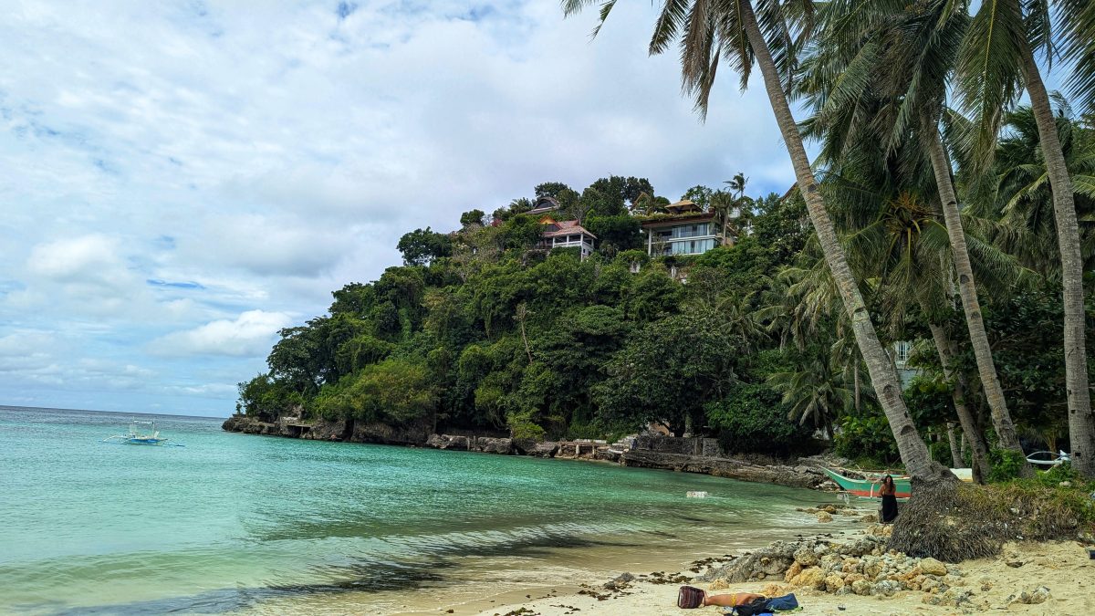 palenke,bistro des amis,red coconut,one hadgan villas,blog,cijo's keyhole,diniwid beach,puka shell beach,team,sunset,couché de soleil,tumultueuse,island,visayas,voyages aux philippines,withe beach,ninve,boracay,philippines,visaya,Du Paradis Perdu à la Frénésie Touristique,Accueil Chaleureux,Aventure Continue