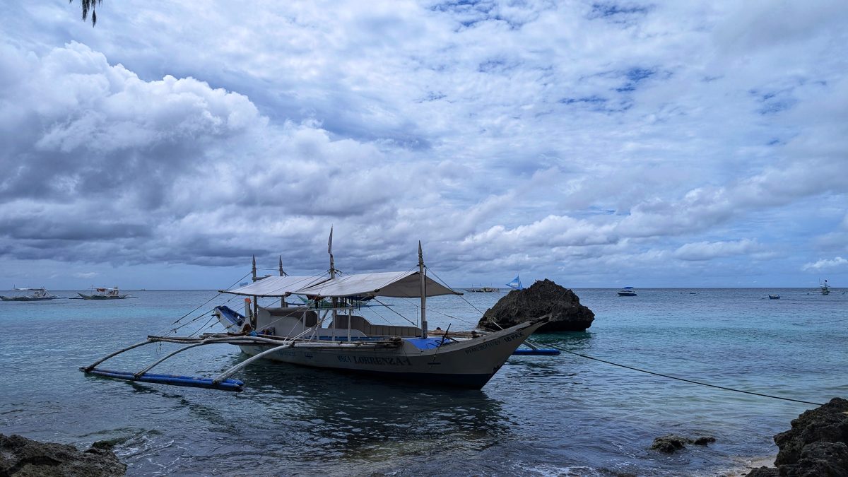 palenke,bistro des amis,red coconut,one hadgan villas,blog,cijo's keyhole,diniwid beach,puka shell beach,team,sunset,couché de soleil,tumultueuse,island,visayas,voyages aux philippines,withe beach,ninve,boracay,philippines,visaya,Du Paradis Perdu à la Frénésie Touristique,Accueil Chaleureux,Aventure Continue