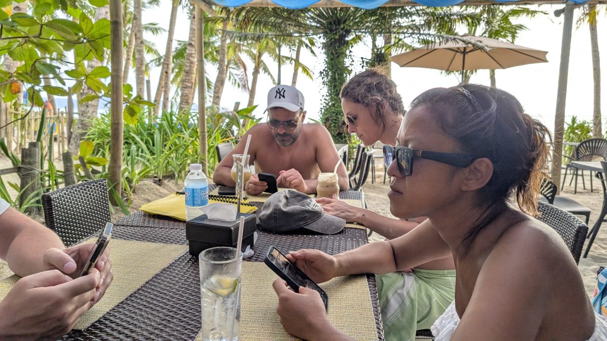 palenke,bistro des amis,red coconut,one hadgan villas,blog,cijo's keyhole,diniwid beach,puka shell beach,team,sunset,couché de soleil,tumultueuse,island,visayas,voyages aux philippines,withe beach,ninve,boracay,philippines,visaya,Du Paradis Perdu à la Frénésie Touristique,Accueil Chaleureux,Aventure Continue