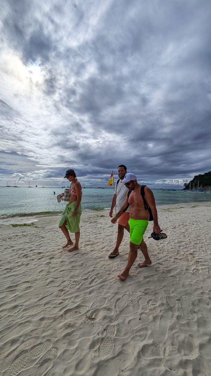 palenke,bistro des amis,red coconut,one hadgan villas,blog,cijo's keyhole,diniwid beach,puka shell beach,team,sunset,couché de soleil,tumultueuse,island,visayas,voyages aux philippines,withe beach,ninve,boracay,philippines,visaya,Du Paradis Perdu à la Frénésie Touristique,Accueil Chaleureux,Aventure Continue