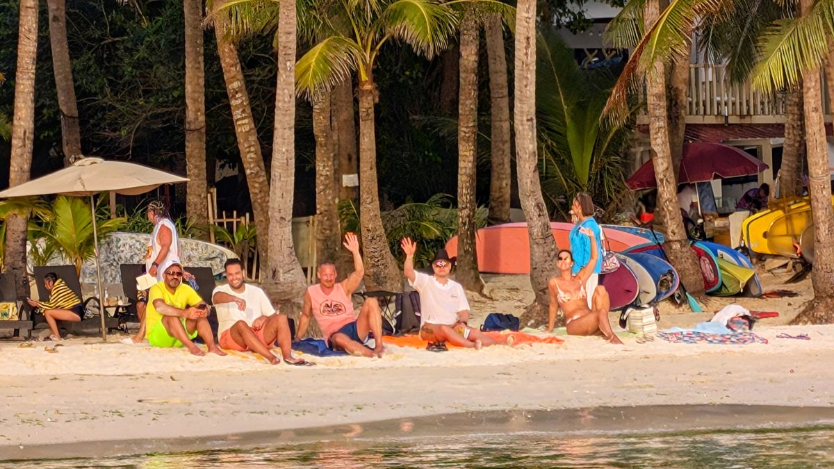 palenke,bistro des amis,red coconut,one hadgan villas,blog,cijo's keyhole,diniwid beach,puka shell beach,team,sunset,couché de soleil,tumultueuse,island,visayas,voyages aux philippines,withe beach,ninve,boracay,philippines,visaya,Du Paradis Perdu à la Frénésie Touristique,Accueil Chaleureux,Aventure Continue