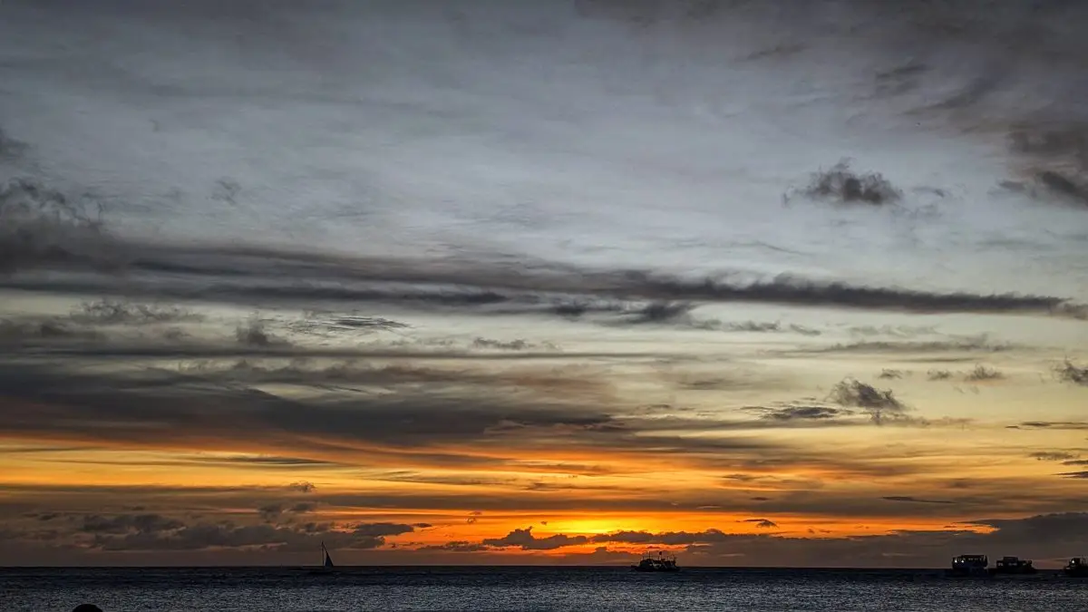 palenke,bistro des amis,red coconut,one hadgan villas,blog,cijo's keyhole,diniwid beach,puka shell beach,team,sunset,couché de soleil,tumultueuse,island,visayas,voyages aux philippines,withe beach,ninve,boracay,philippines,visaya,Du Paradis Perdu à la Frénésie Touristique,Accueil Chaleureux,Aventure Continue