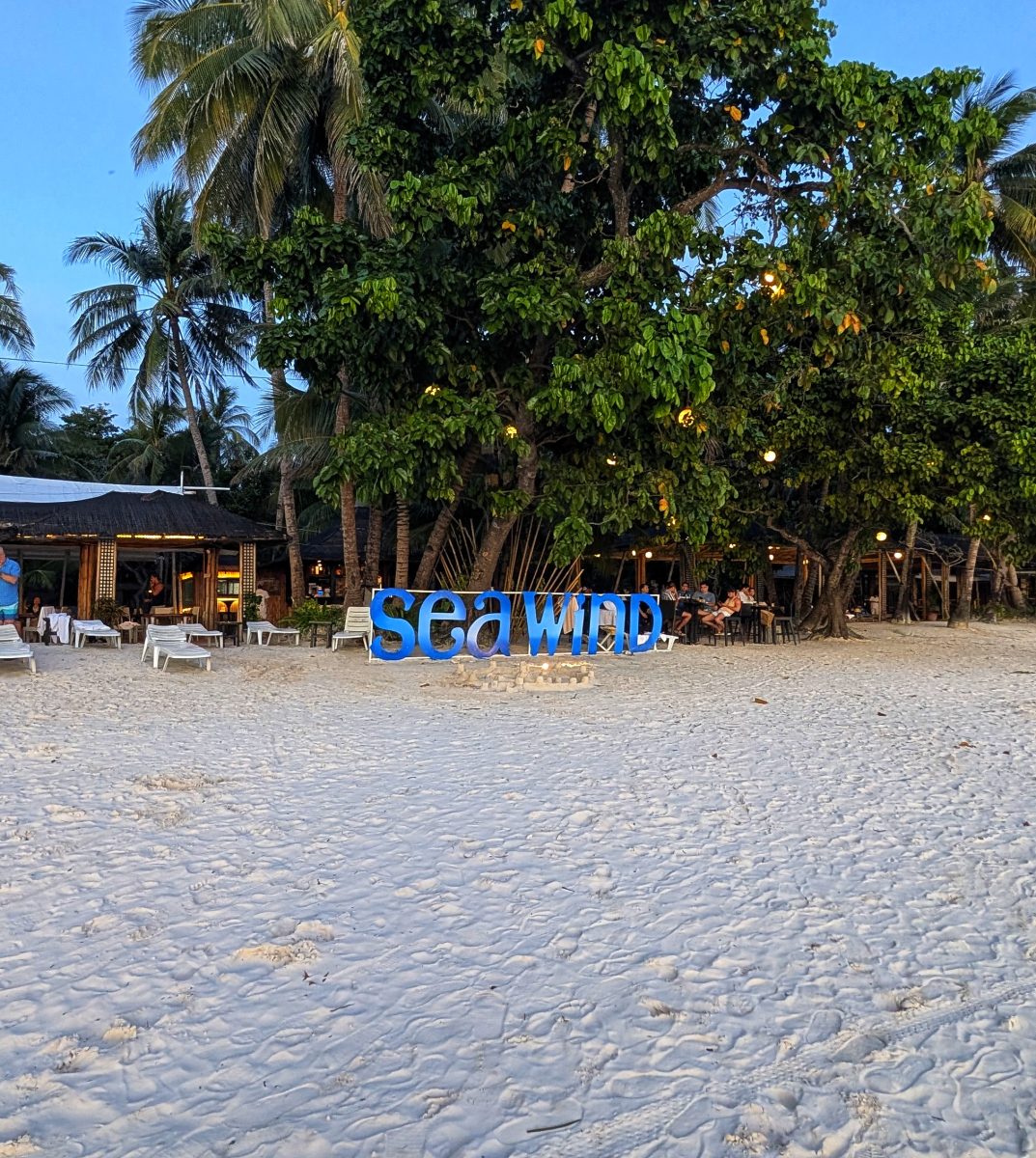 palenke,bistro des amis,red coconut,one hadgan villas,blog,cijo's keyhole,diniwid beach,puka shell beach,team,sunset,couché de soleil,tumultueuse,island,visayas,voyages aux philippines,withe beach,ninve,boracay,philippines,visaya,Du Paradis Perdu à la Frénésie Touristique,Accueil Chaleureux,Aventure Continue