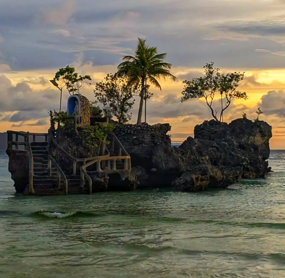 palenke,bistro des amis,red coconut,one hadgan villas,blog,cijo's keyhole,diniwid beach,puka shell beach,team,sunset,couché de soleil,tumultueuse,island,visayas,voyages aux philippines,withe beach,ninve,boracay,philippines,visaya,Du Paradis Perdu à la Frénésie Touristique,Accueil Chaleureux,Aventure Continue