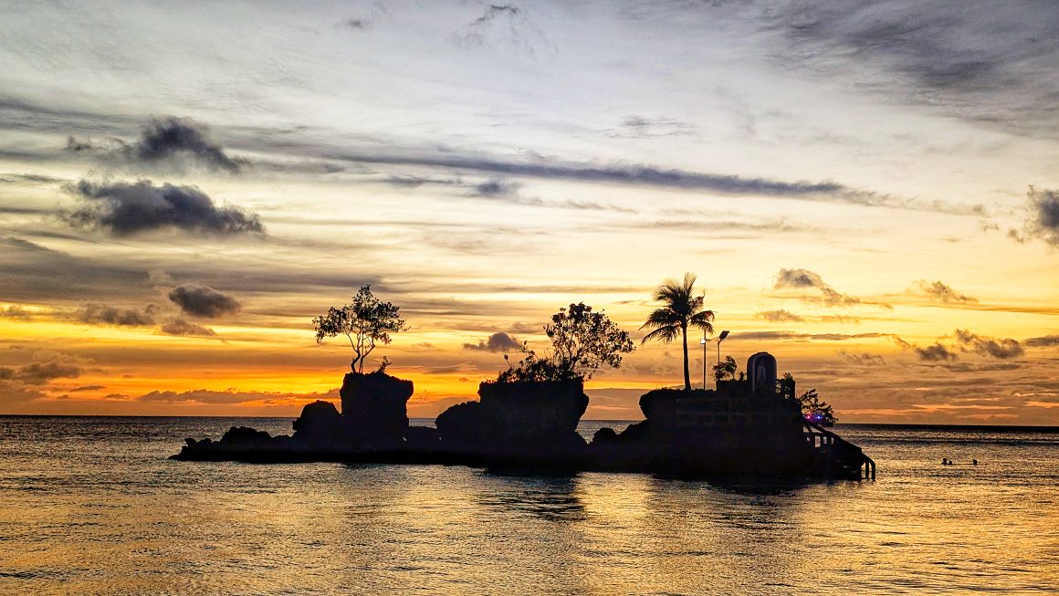 palenke,bistro des amis,red coconut,one hadgan villas,blog,cijo's keyhole,diniwid beach,puka shell beach,team,sunset,couché de soleil,tumultueuse,island,visayas,voyages aux philippines,withe beach,ninve,boracay,philippines,visaya,Du Paradis Perdu à la Frénésie Touristique,Accueil Chaleureux,Aventure Continue