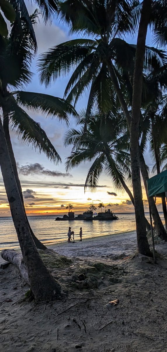 palenke,bistro des amis,red coconut,one hadgan villas,blog,cijo's keyhole,diniwid beach,puka shell beach,team,sunset,couché de soleil,tumultueuse,island,visayas,voyages aux philippines,withe beach,ninve,boracay,philippines,visaya,Du Paradis Perdu à la Frénésie Touristique,Accueil Chaleureux,Aventure Continue